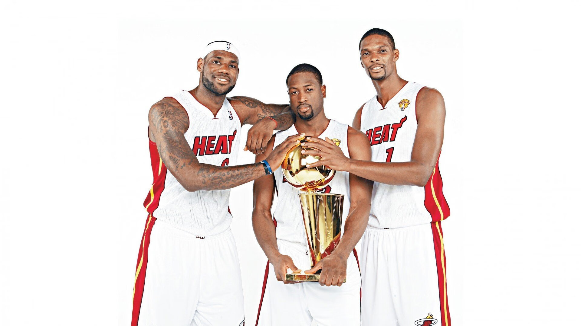 德甲裁判执法尺度引发讨论，公平问题再受关注，德甲场地